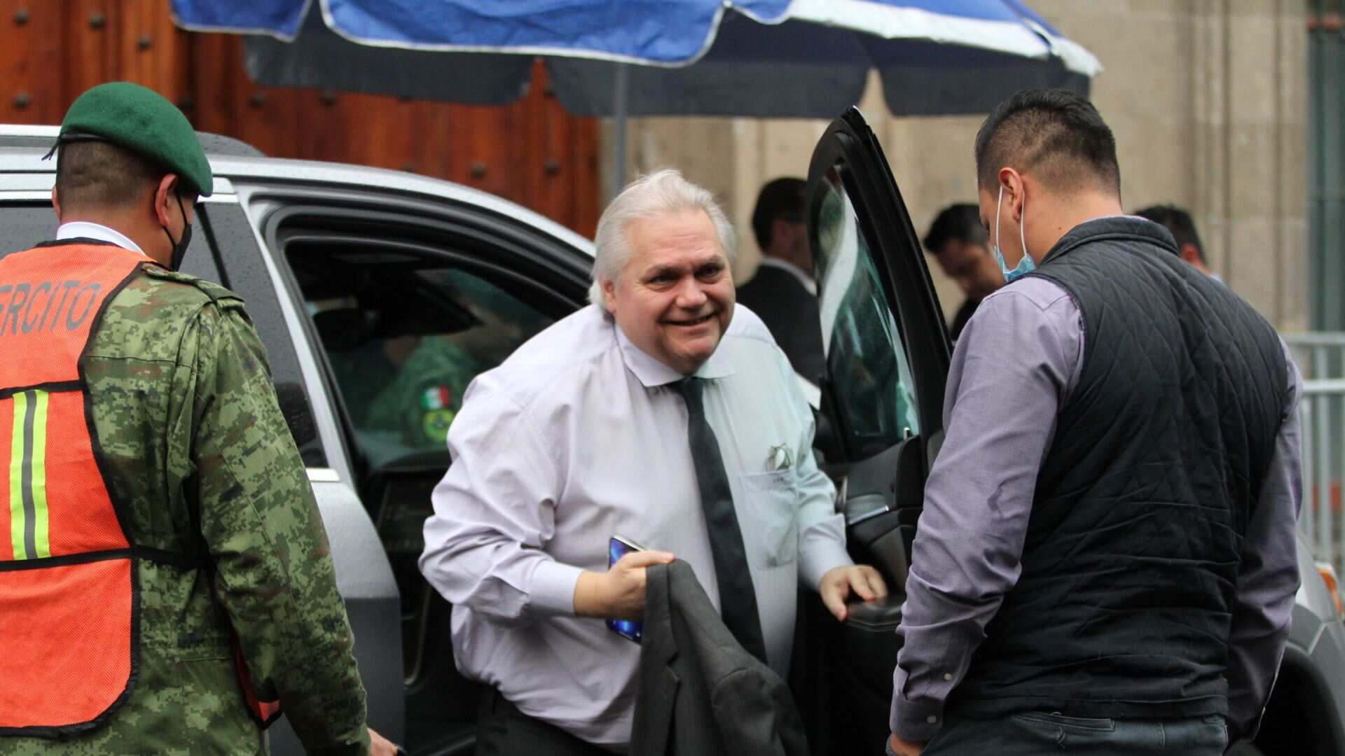 Empresario Carlos Bremer sufre desvanecimiento