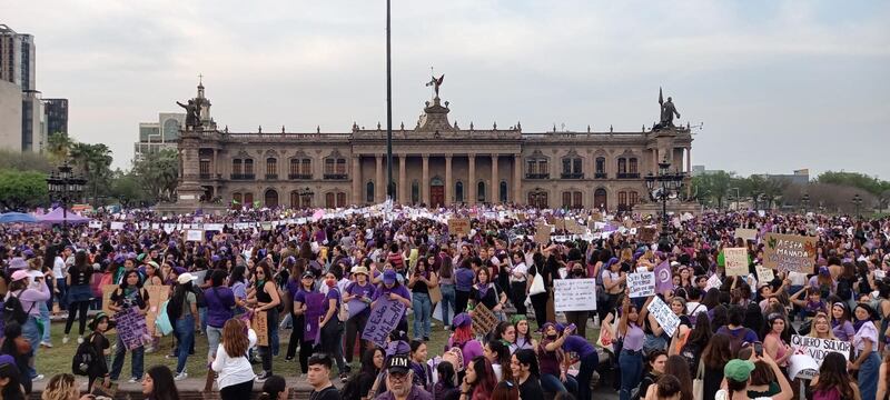 La marea morada abarrotó la Explanada de los Héroes