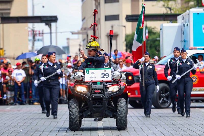 Posteriormente desfilaron Protección Civil de Nuevo León; la Cruz Roja Mexicana; Bomberos de Nuevo León.
