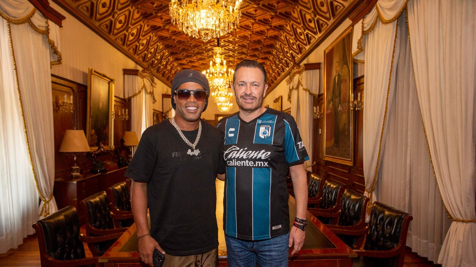 Mauricio Kuri recibió a Ronaldinho.