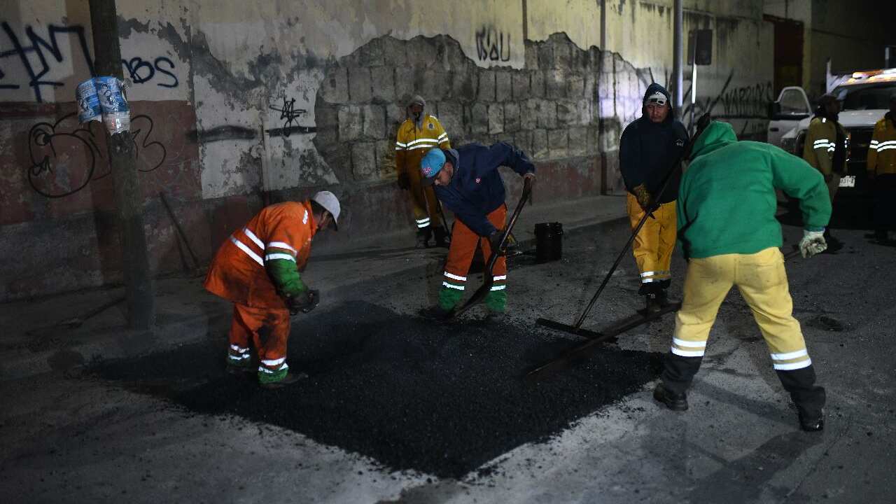 Alrededor de 60 trabajadores realizan las labores de bacheo en el Centro.