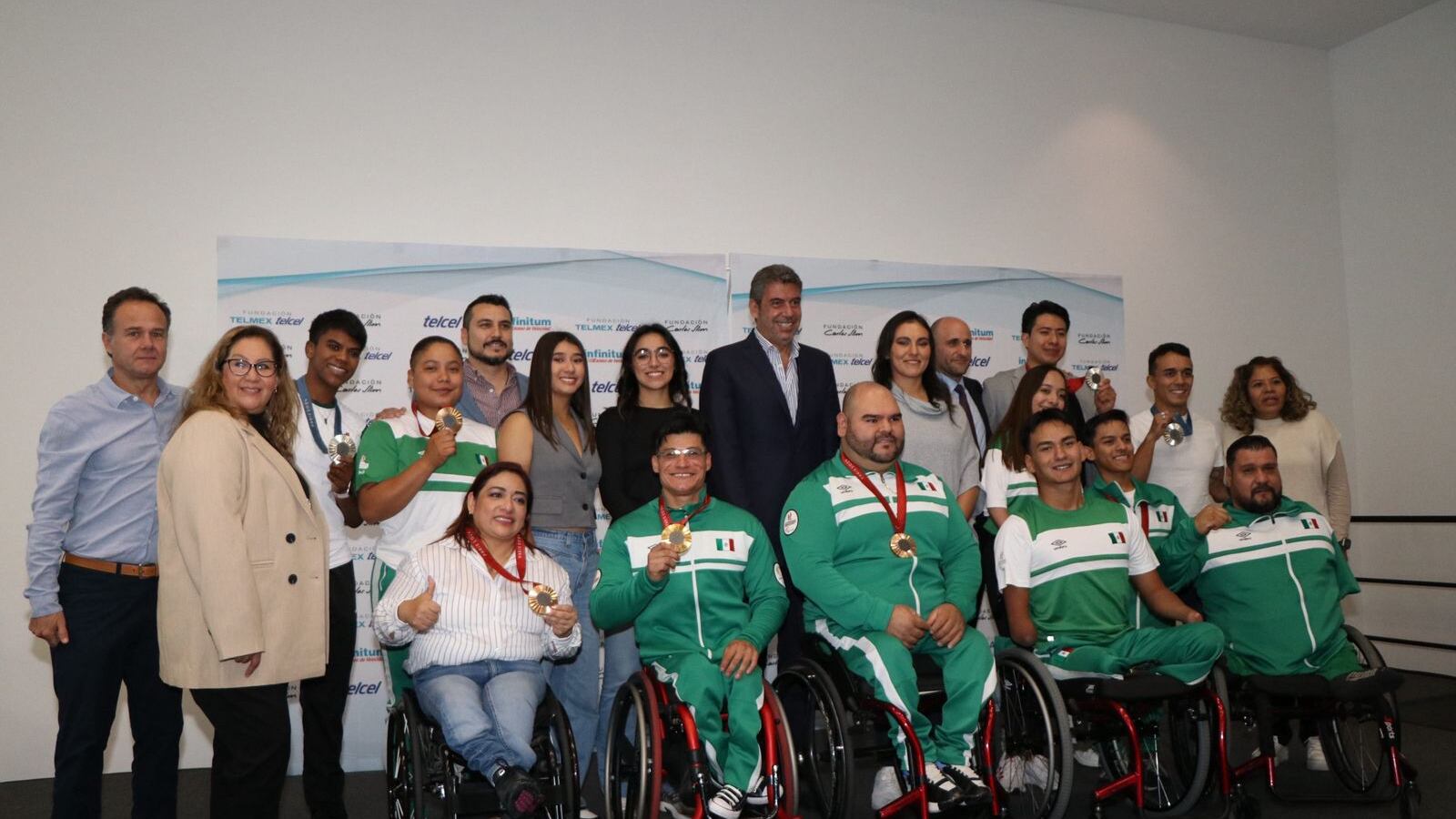 Medallistas mexicanos reciben estímulos de Fundación Telmex