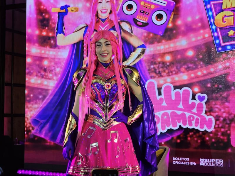 Luli Pampín en escenario con vestuario colorido durante su show infantil en México