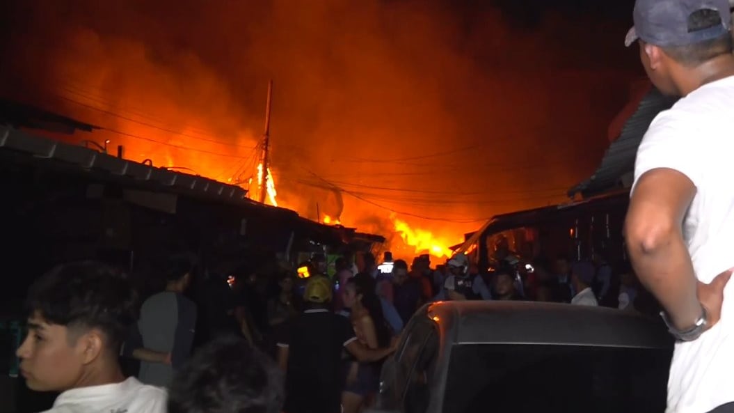 El incendio consumo al menos 100 locales del mercado. Foto: RRSS