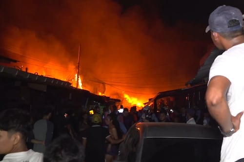Alerta por incendio: arde bodega cerca del mercado de Jamaica