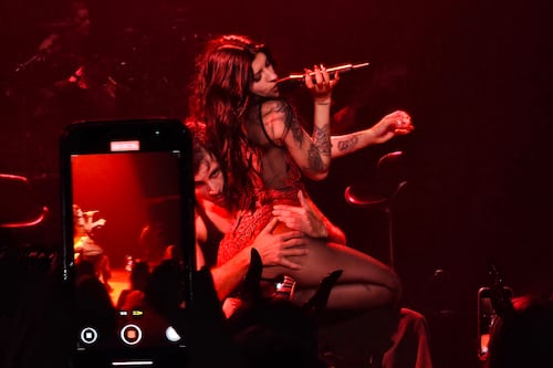 Cazzu también sabe cómo portarse mal en el escenario: un Latinaje de luces rojas en Guadalajara