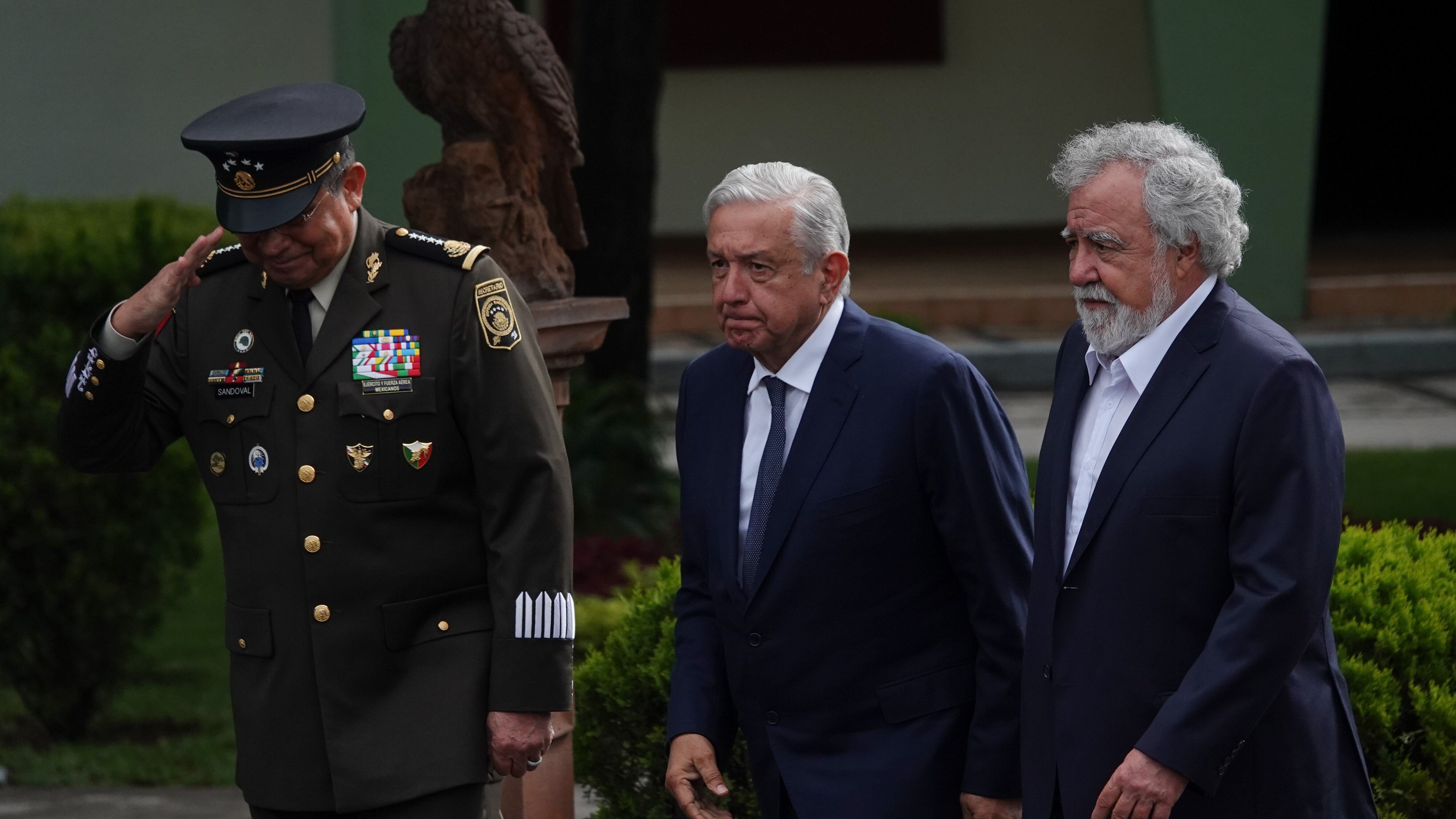 CIUDAD DE MÉXICO, 22JUNIO2022.- Andrés Manuel López Obrador, presidente de México; Luis Cresencio Sandoval, secretario de Defensa Nacional; Claudia Sheinbaum, jefa de Gobierno; Alfredo del Mazo, gobernador del Estado de México; Alejandro Encinas, subsecretario de Derechos Humanos; Rosario Ibarra Piedra, secretaria de Derechos Humanos, y las ciudadanas Micaela Cabañas Ayala y Alicia de los Ríos Medino, encabezaron la Ceremonia de inicio de actividades de la Comisión para el acceso ala Verdad, el esclarecí Histórico y el Impulso a la Justicia de los Hechos Ocurridos entre 1965 y 1990, con la Secretaria de la Defensa Nacional. El acto se realizó en el Campo Militar de la Secretaria de la Defensa Nacional.
FOTO: GRACIELA LÓPEZ /CUARTOSCURO.COM
