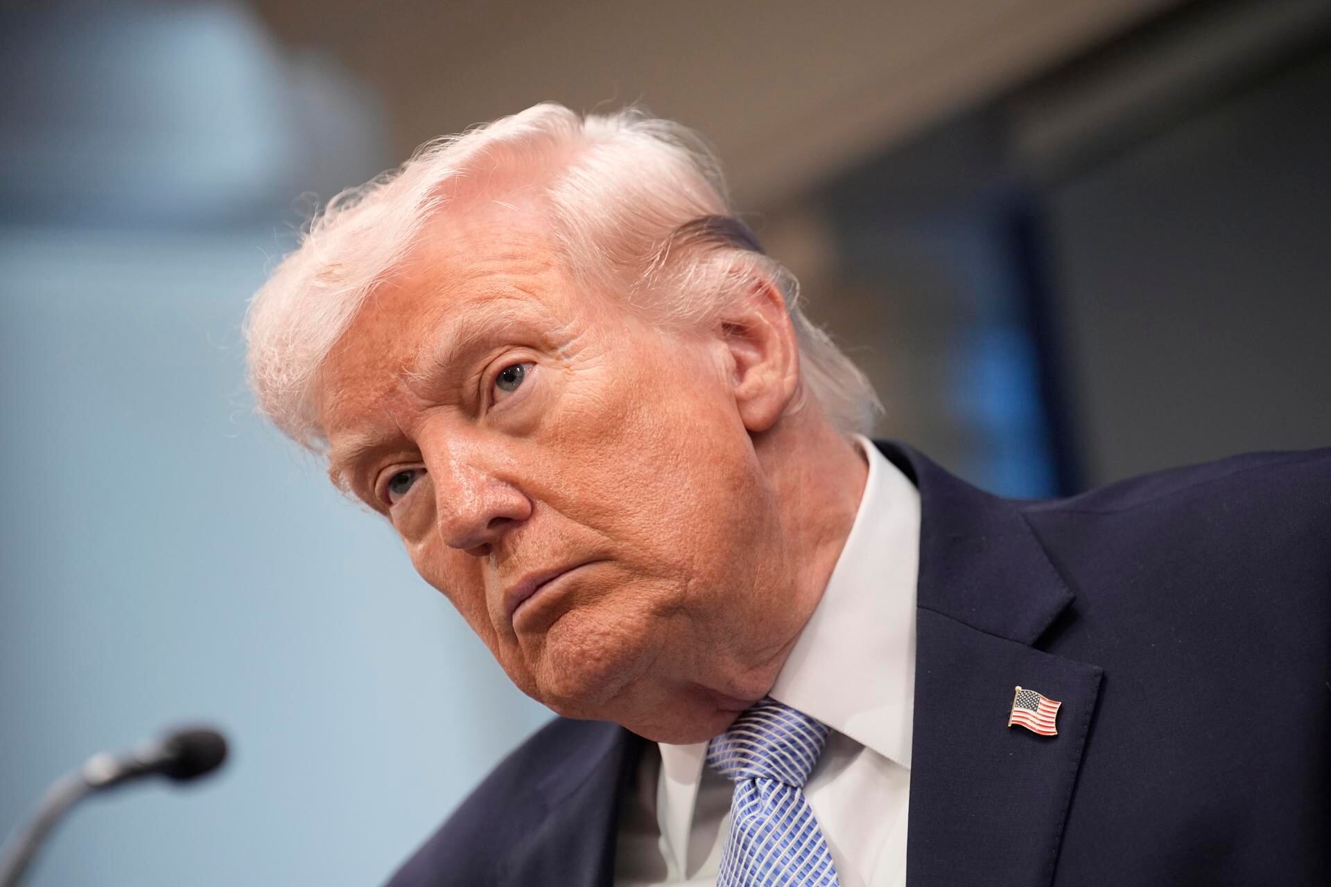 Trump expone fotografía junto a extraterrestre en base militar de Estados Unidos 