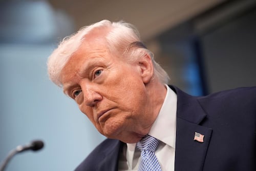 Trump expone fotografía junto a extraterrestre en base militar de Estados Unidos