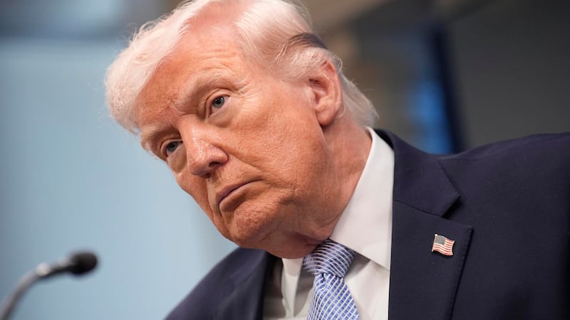 Trump expone fotografía junto a extraterrestre en base militar de Estados Unidos