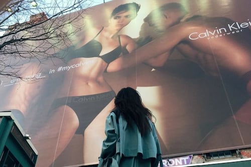 Alarma en Calvin Klein: se desploma en la Bolsa por las ventas de ropa interior