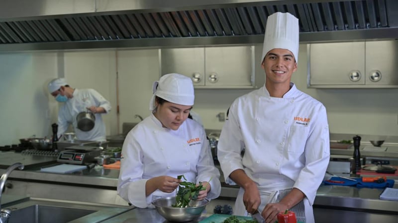 Egresados UDLAP destacan en la Guía Michelin 2026