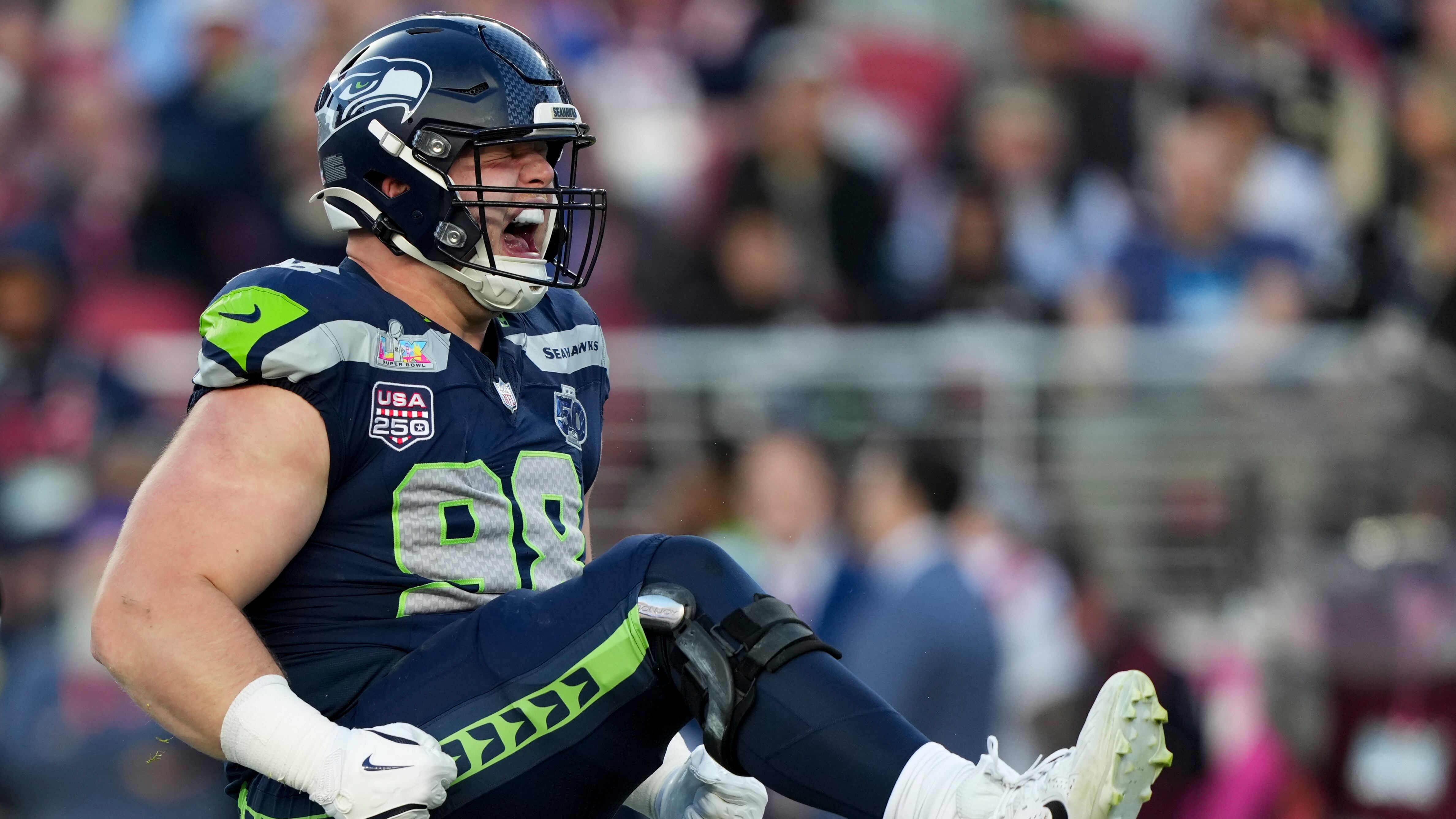 Rylie Mills celebra una captura a favor de Seahawks.