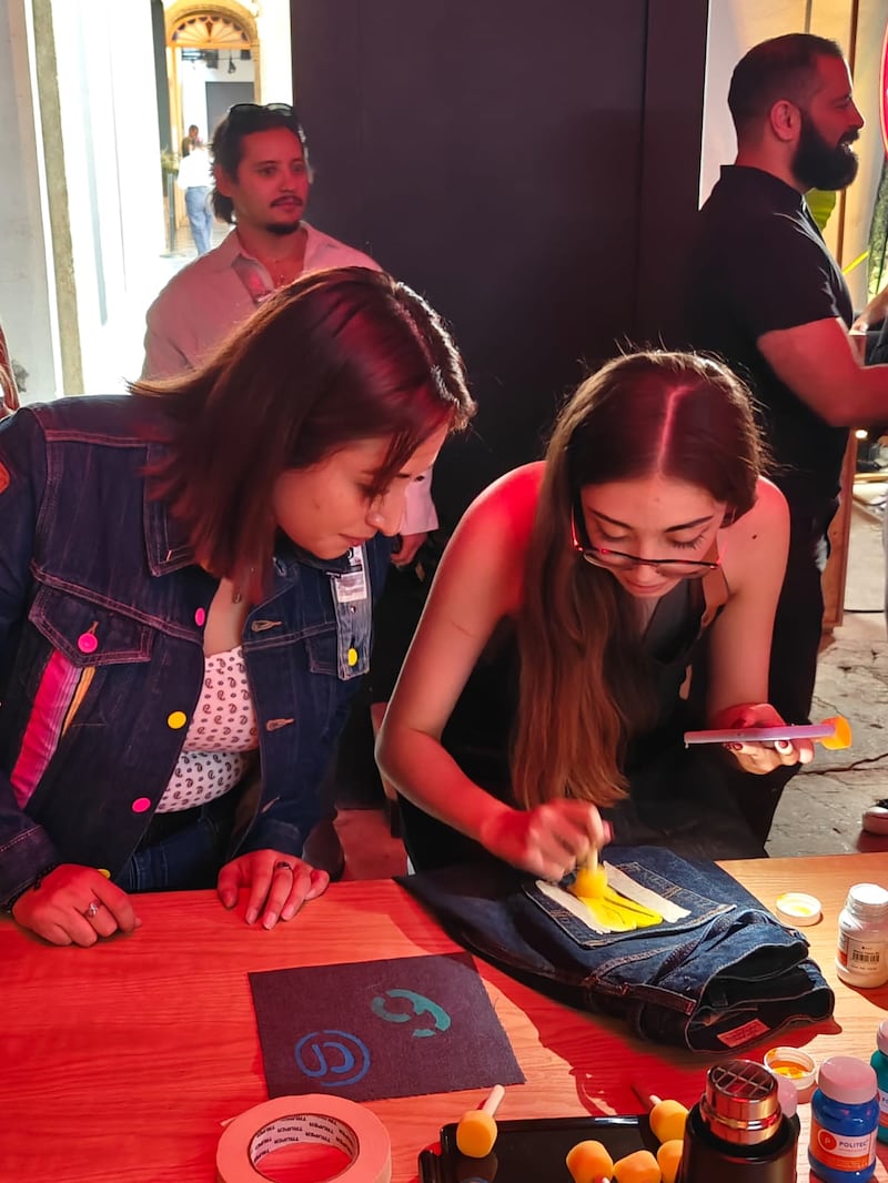 Podrás conocer la historia de los jeans que marcaron generaciones, personalizar prendas y disfrutar de actividades gratuitas