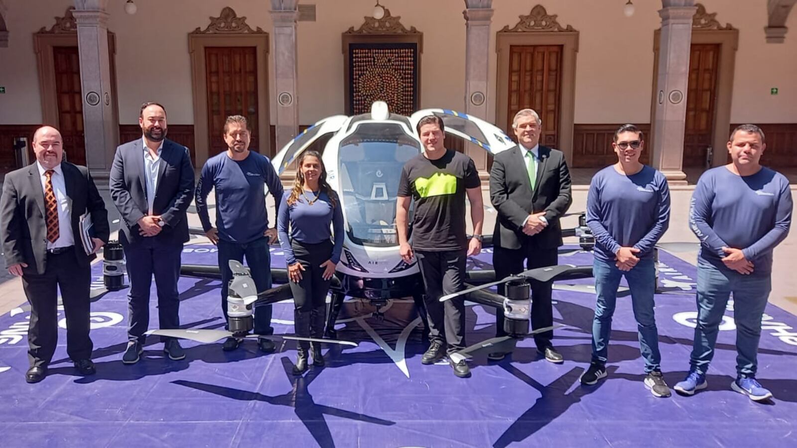 El gobernador posó junto al equipo de la empresa que distribuye el dron en México.