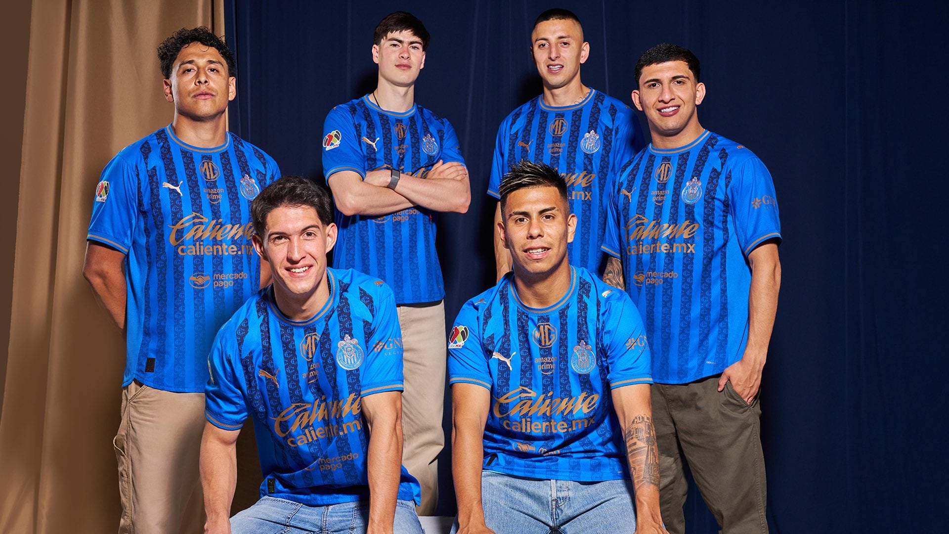 Chivas estrenó jersey azul.