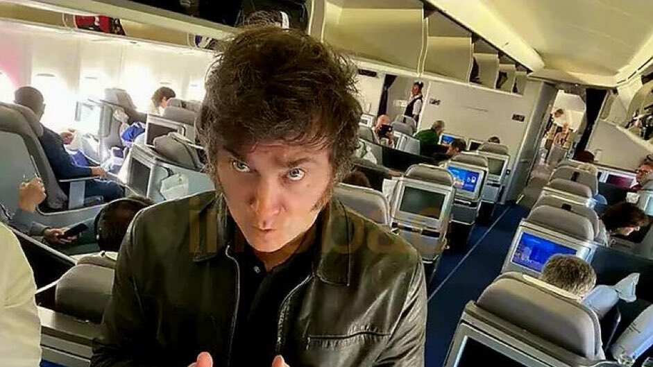 El presidente argentino aprovechó para platicar con otros pasajeros y tomarse varias fotografías.