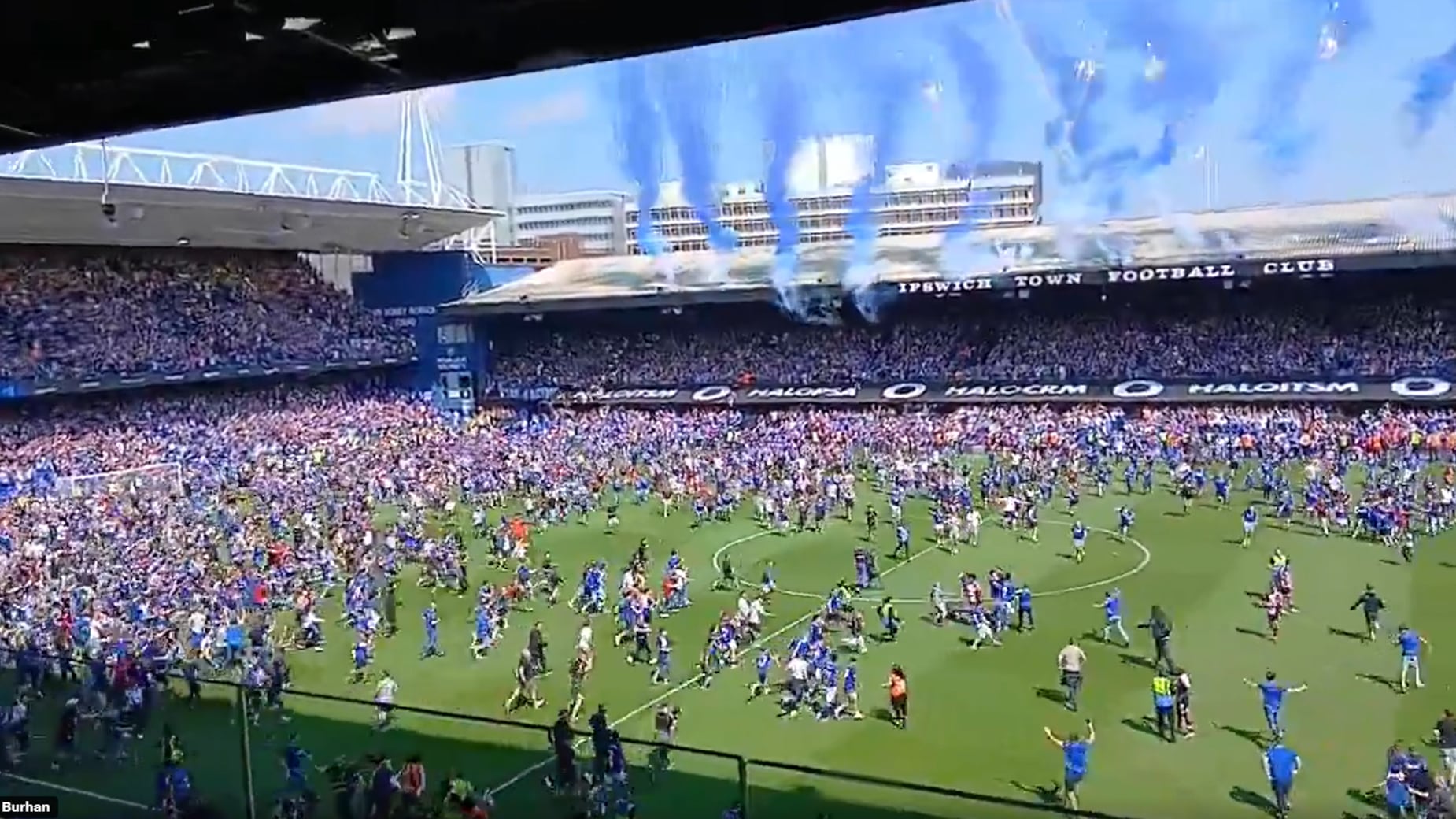 Invasión de cancha de hinchas del Ipswich Town - Foto: Captura de pantalla del 2 de mayo del 2026