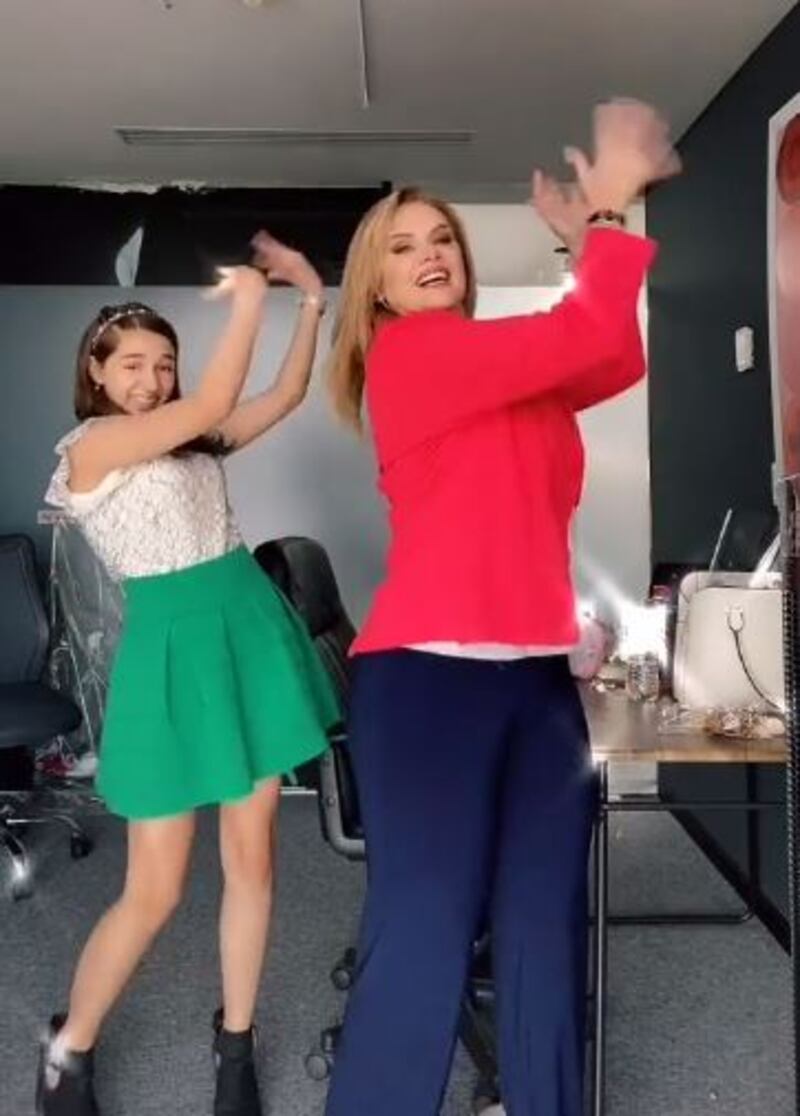 Érika Buenfil bailando en TikTok con su "hija" en el camerino de “Vencer el pasado”