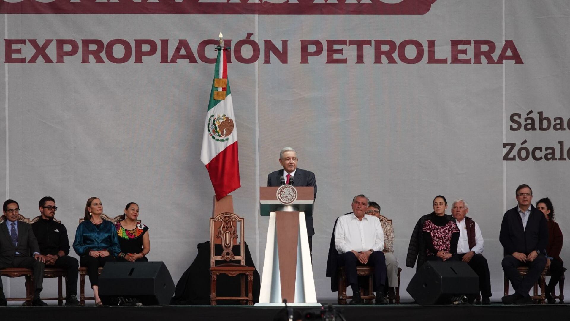 ¡La Patria se defiende!