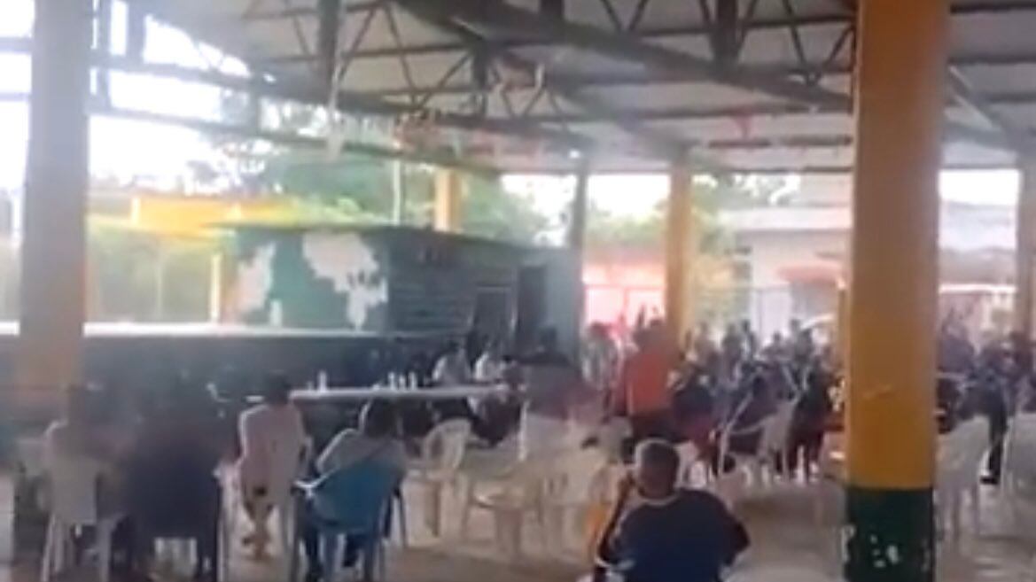 Pobladores de la comunidad de Donají exigen a trabajadores reparar reparar tuberías por fuga de amoniaco.