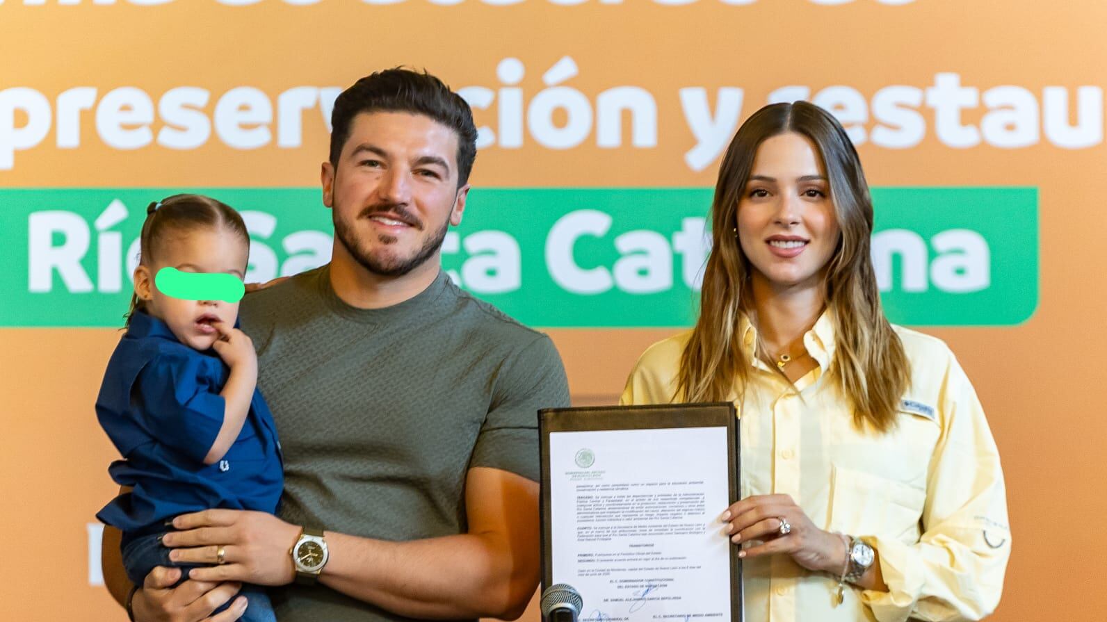 El gobernador, acompañado de Mariana Rodríguez y de su hija Mariel, mostró el decreto publicado.