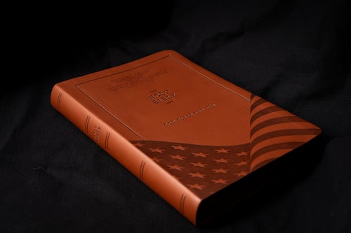 Trump lee la Biblia tras atacar al Papa, y con un versículo impulsa su mensaje político