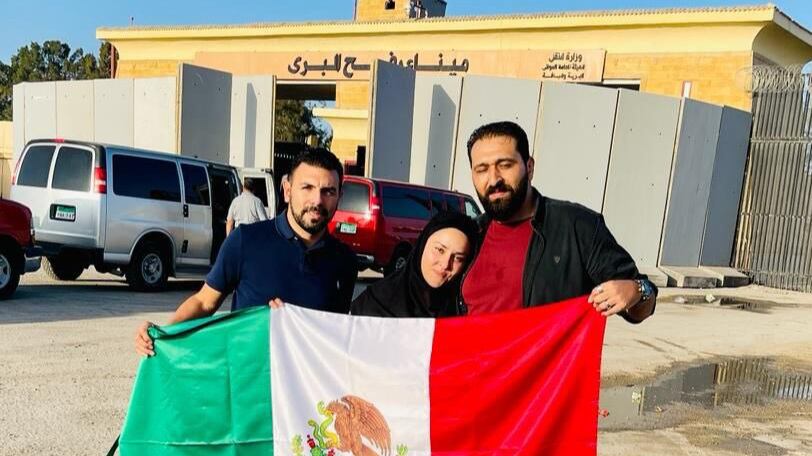 La doctora desplegó la bandera mexicana en el paso de Rafah, la frontera entre la Franja de Gaza y Egipto.