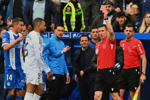 ¿Cuántos partidos de sanción recibirá Kylian Mbappé por brutal falta que propinó?