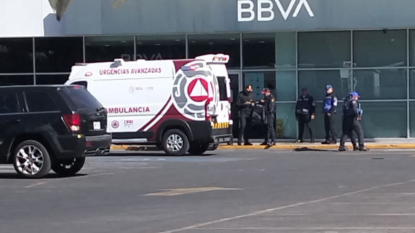 Patrullas y ambulancias se concentraron sobre Calzada Ignacio Zaragoza tras el reporte del asalto.