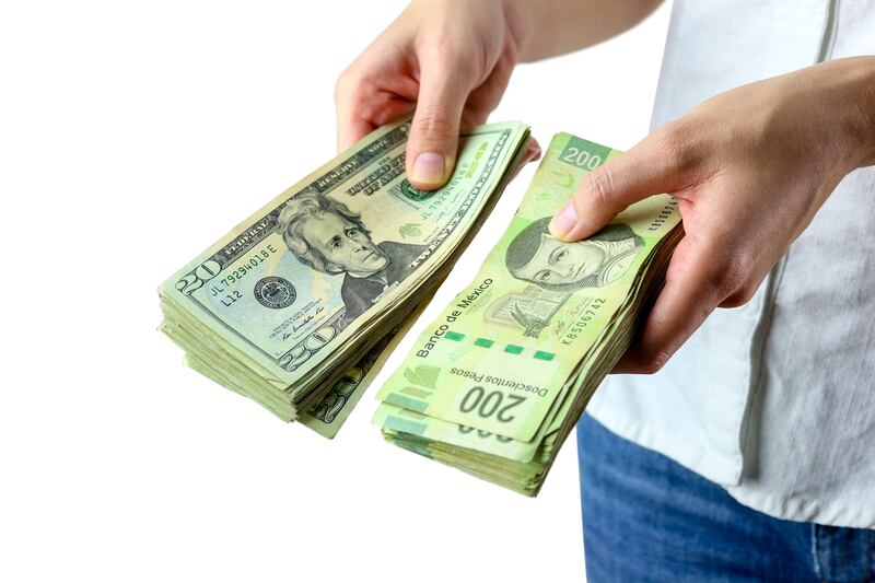 Los mexicanos ganan ocho veces menos que los trabajadores de Luxemburgo o Países Bajos y necesitan trabajar cinco veces más para alcanzar el salario promedio de la OCDE.