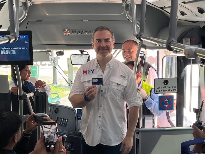 De la Garza también presumió que ya tiene su tarjeta de la Regio Ruta.