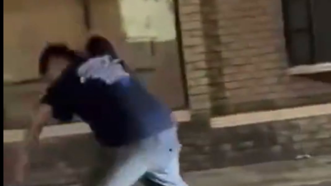 Aficionados del Monterrey golpean brutalmente a unos paramédicos.