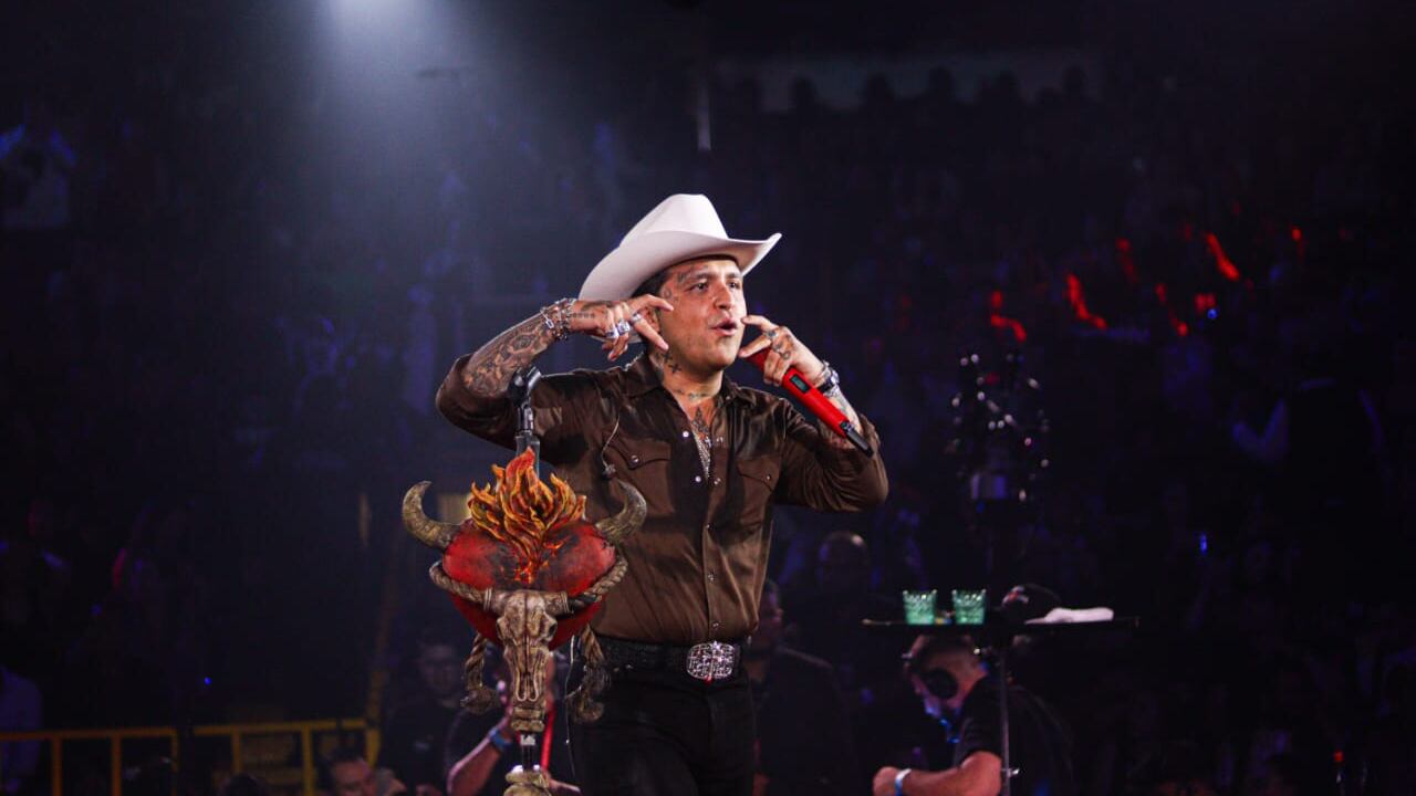Recuperado y enamorado: así reaparece Christian Nodal junto a Ángela Aguilar en el palenque de Guadalajara