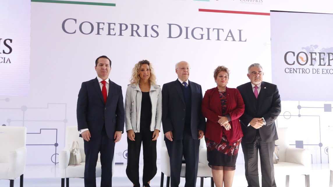 El titular de la Cofepris estuvo acompañado por el secretario de Salud, José Narro