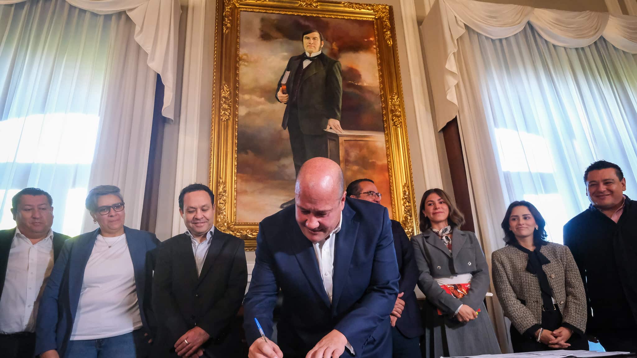 A los pies de Mariano Otero, jalisciense, jurista y padre del juicio de amparo, acompañado por Senadores, Diputados Locales y Federales de Movimiento Ciudadano, el Gobernador de Jalisco, Enrique Alfaro Ramírez, presentó y entregó este lunes a legisladoras y legisladores del Congreso, un paquete de iniciativas de la Agenda Federalista del Estado Libre y Soberano de Jalisco, donde se comenzará la ruta legal para que la entidad deje de pertenecer al Pacto Fiscal