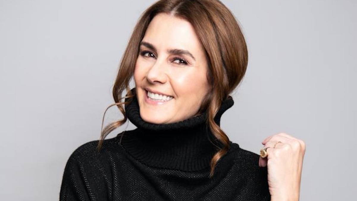 Alejandra Llamas nos invita a autoreflexionar sobre nuestra vida con su más reciente obra El libro de oro, el cual te ayudará a cambiar y lograr la plenitud y la abundancia.