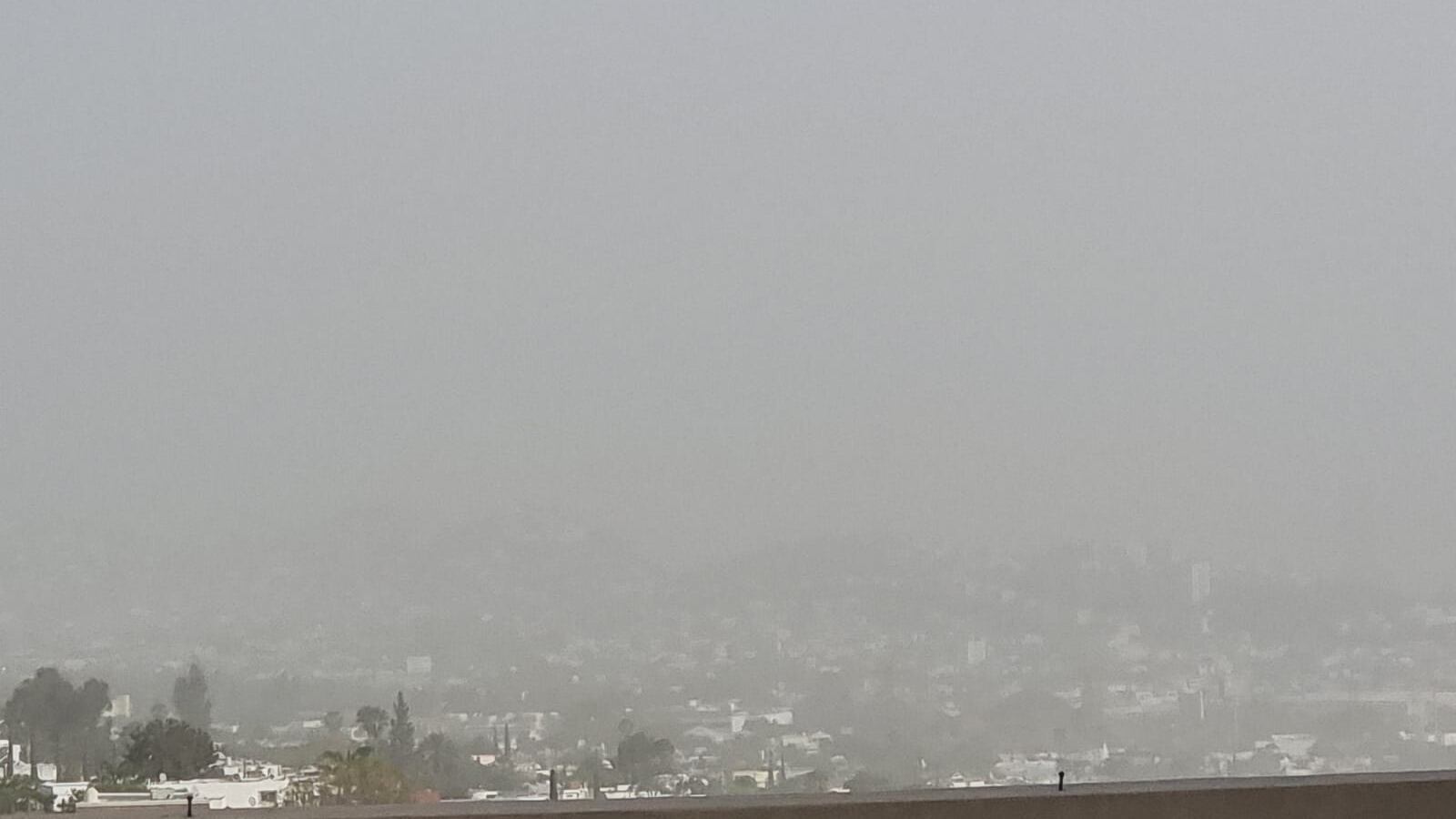 La visibilidad en el área metropolitana de Monterrey era prácticamente nula.