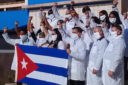 Trump amenaza con sanciones a países que contraten médicos cubanos; México en la mira
