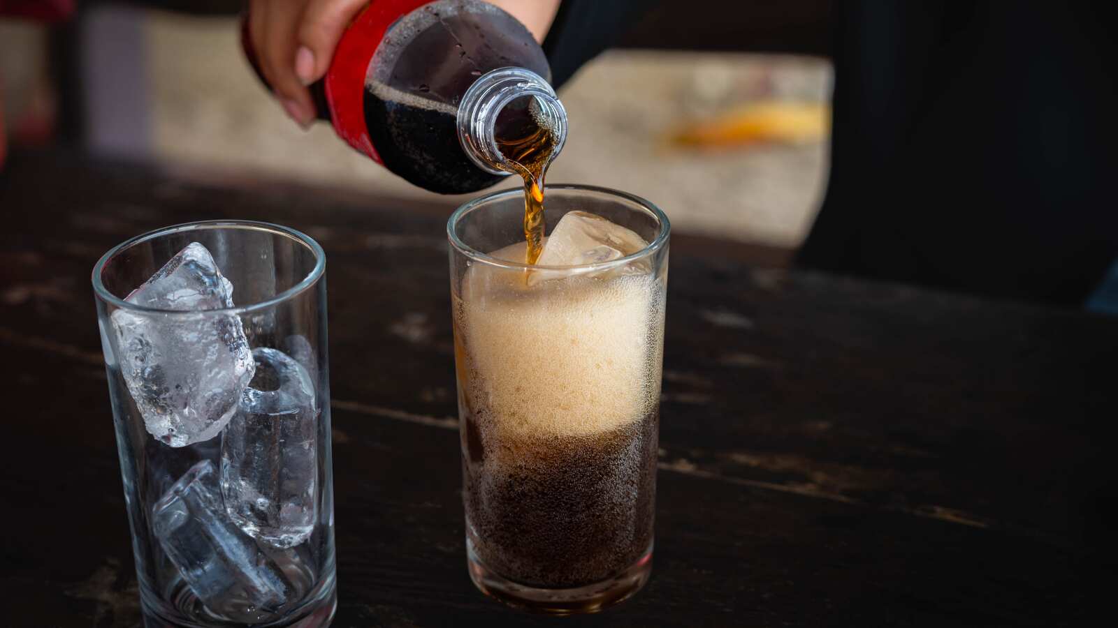 Desde la próxima pagarás más de un dólar o el equivalente a un kilo de tortilla por la clásica 'coquita' de 600 mililitros o una lata de 355 mililitros.