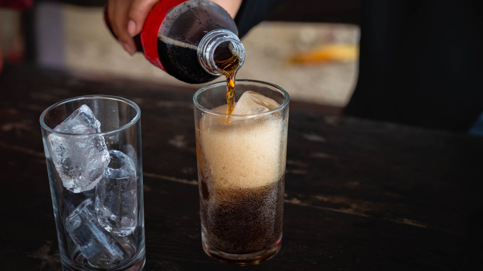 Desde la próxima pagarás más de un dólar o el equivalente a un kilo de tortilla por la clásica 'coquita' de 600 mililitros o una lata de 355 mililitros.