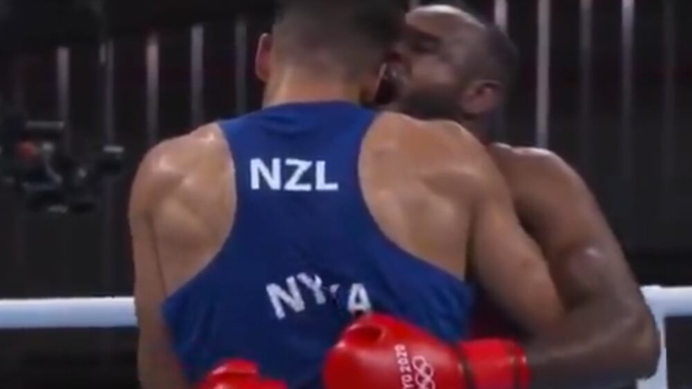 Boxeador intentó morder a rival durante pelea de Tokio 2020