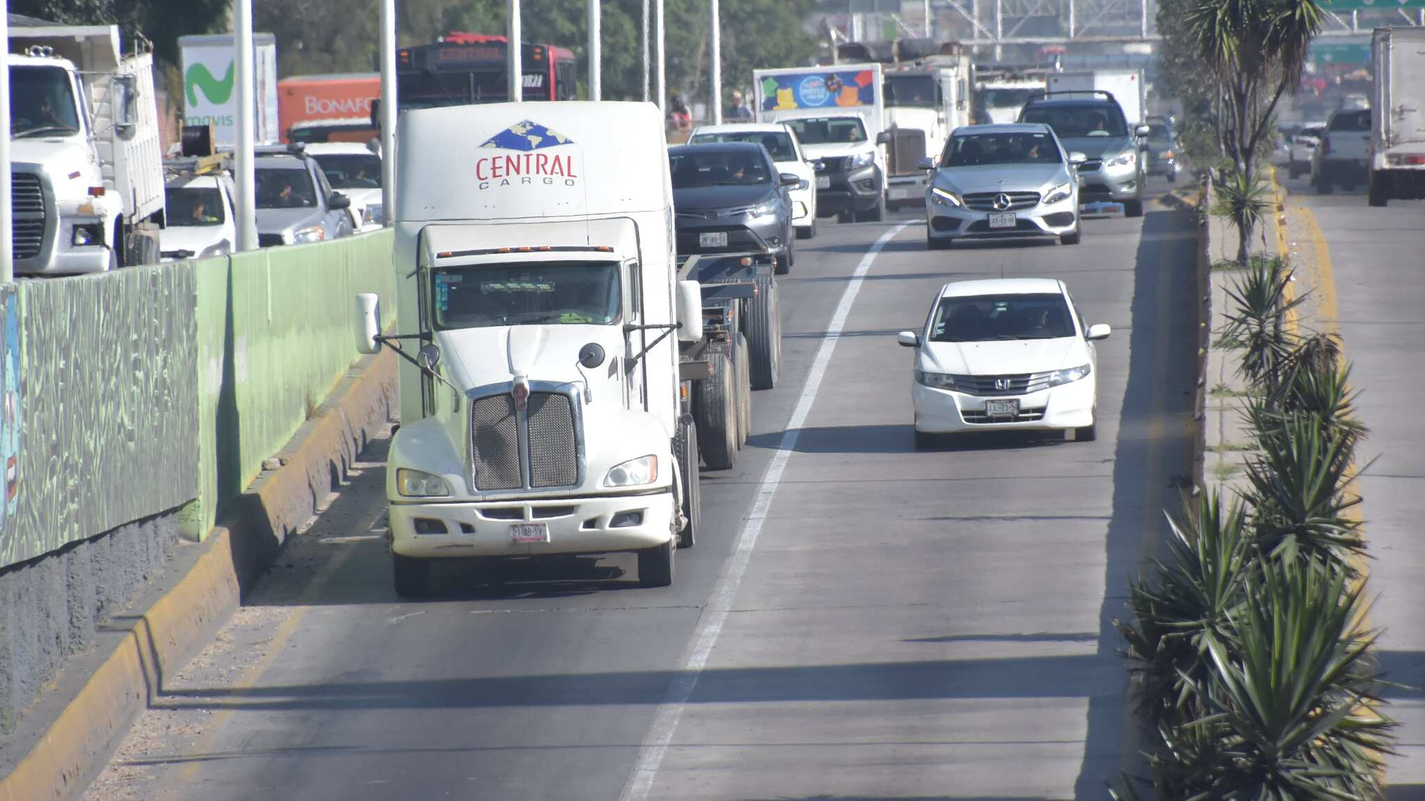 Si bien la avenida López Mateos lleva hasta el puerto de Manzanillo, no es de los ingresos carreteros con mayor tráfico de vehículos de carga.