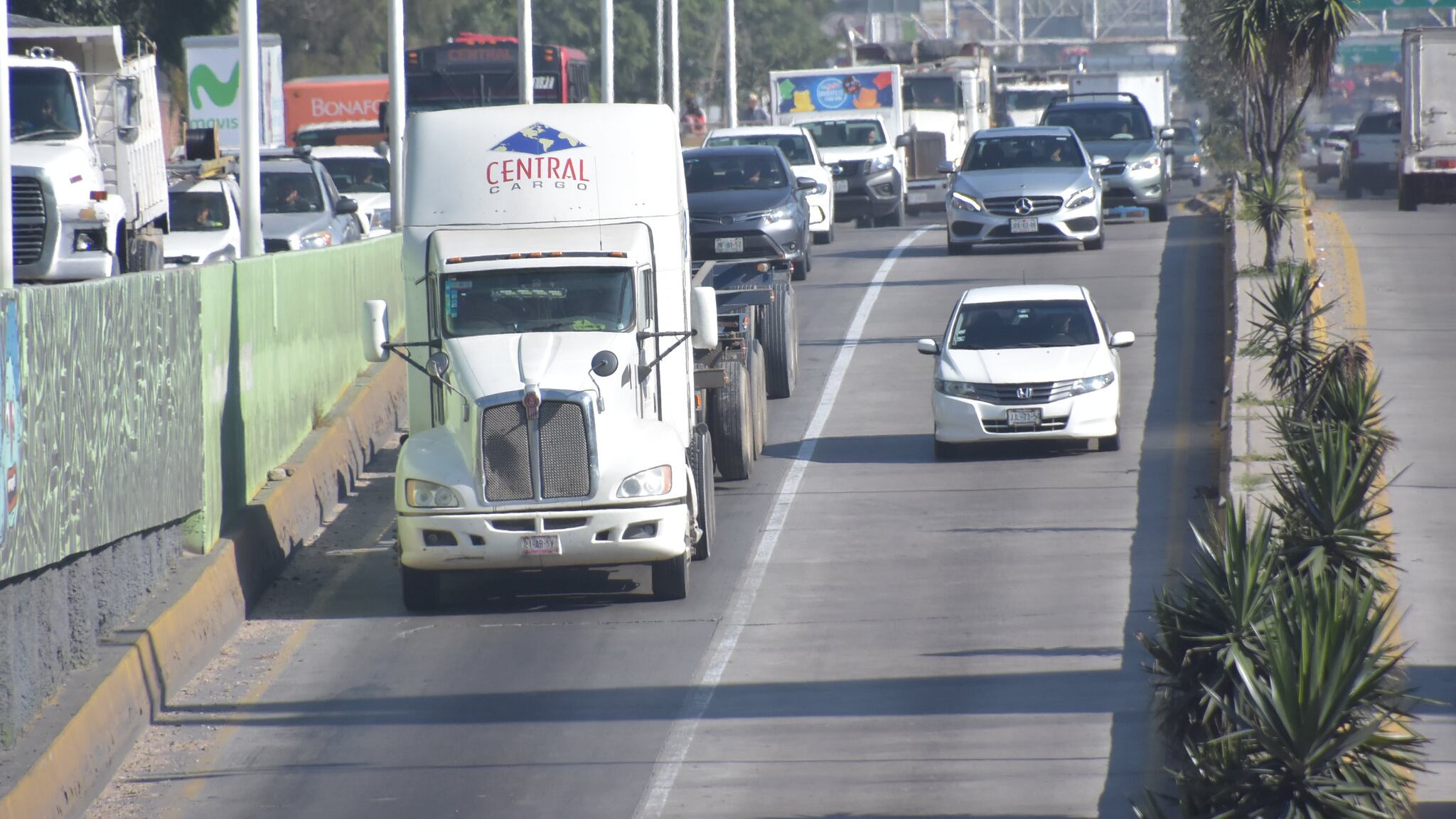 Si bien la avenida López Mateos lleva hasta el puerto de Manzanillo, no es de los ingresos carreteros con mayor tráfico de vehículos de carga.