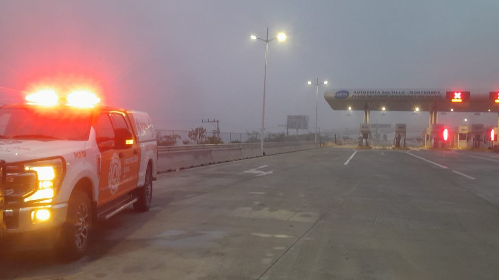 Durante la noche del domingo en la madrugada del lunes hubo bancos de niebla en la Carretera a Saltillo.