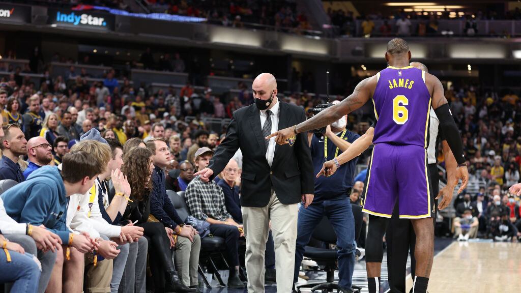 La estrella de los Lakers no toleró supuestos insultos de un par de aficionados de los Pacers y pidió que fueran retirados de la cancha