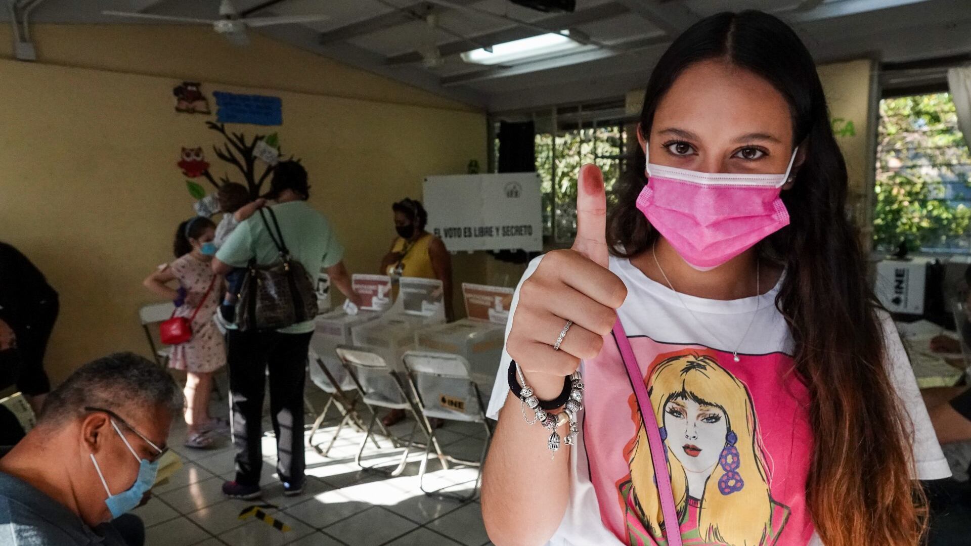 Una joven emite su voto en la casilla ubicada en el colegio Aniceto Castellanos en Colima.