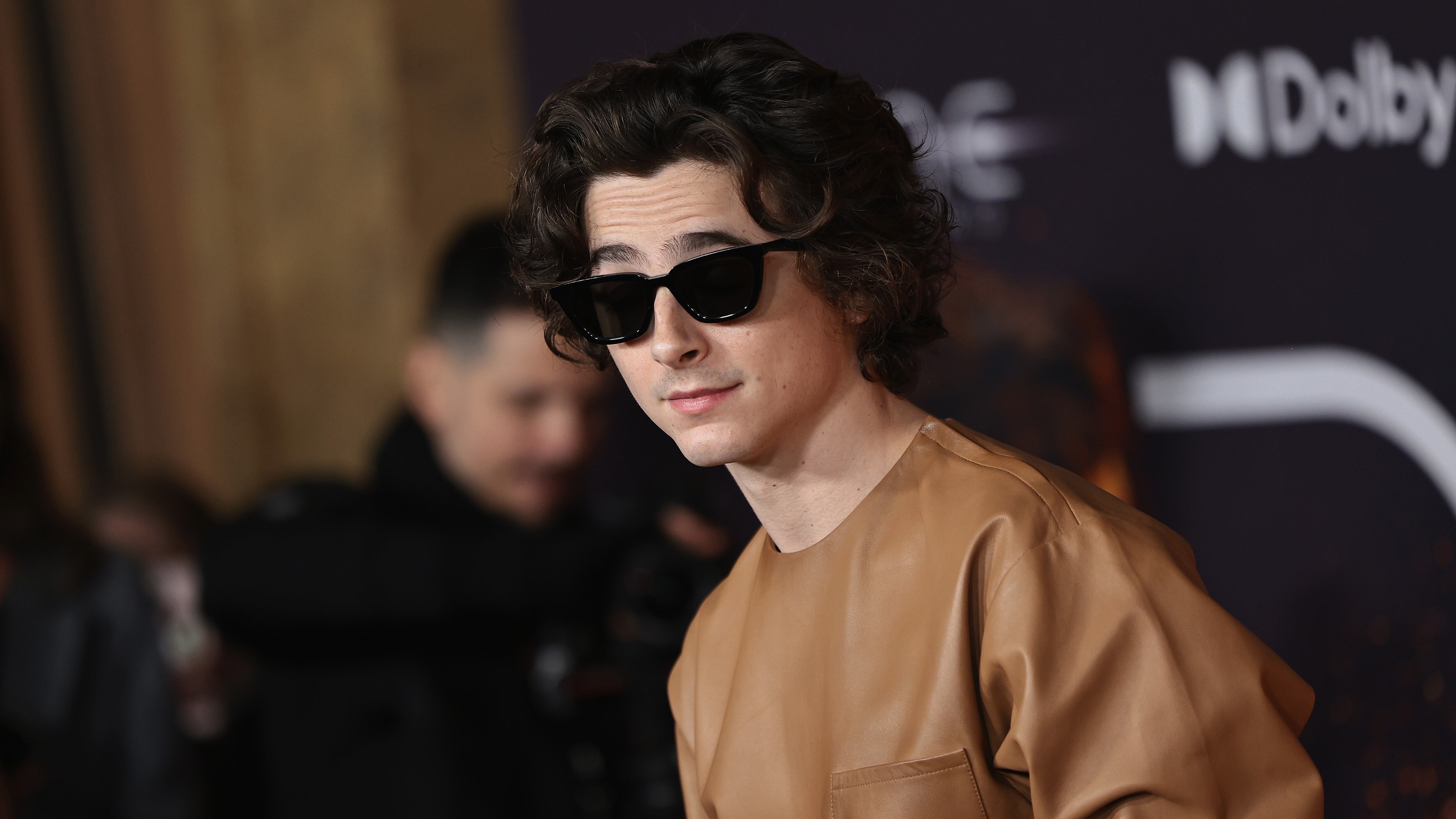 El actor muestra su parecido a Bob Dylan.