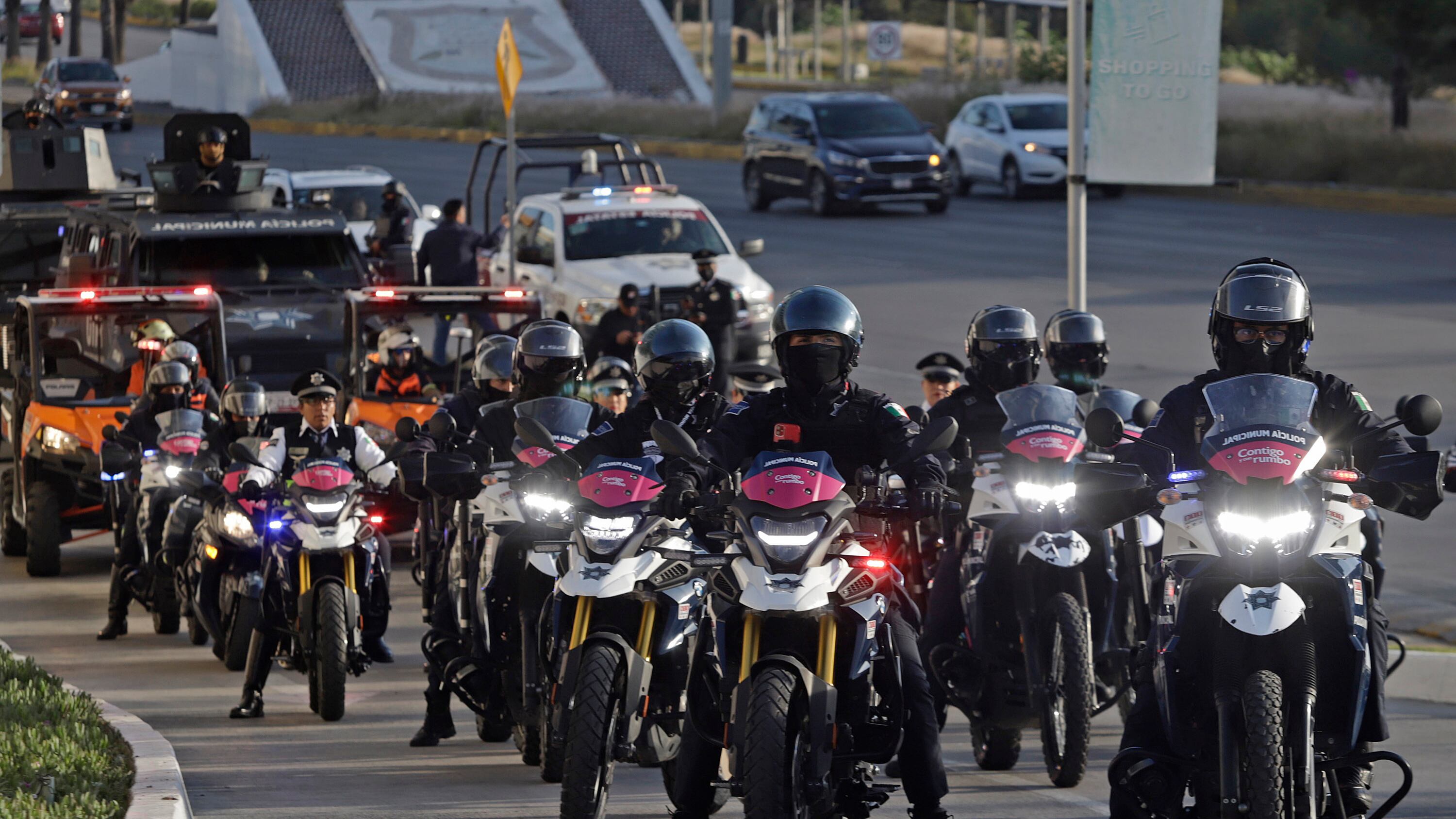 Despliegan a más de mil policías para vigilar las compras de los poblanos.