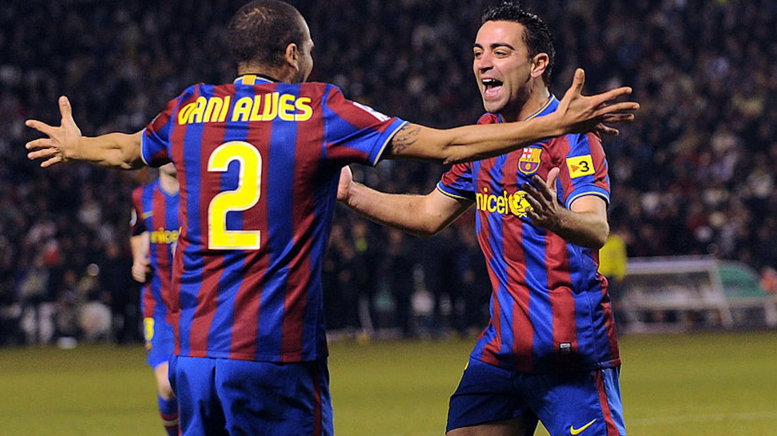 Xavi Hernández fue compañero y entrenador de Dani Alves en el Barcelona.